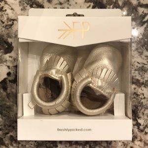 New Freshly Picked Platinum moccasins size 1